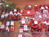 Фирменный магазин Микояновского мясокомбината — часть ассортимента