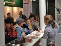 Посетители выставки Золотая осень 2012 пробуют продукцию Микояновского мясокомбината